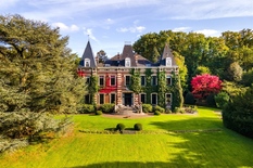 BRUSSELS - Exclusive and impressive property in a discreet and serene park environment of approximately 1.4 ha Southwest oriented, in the desirable green southern edge of Brussels.
The completely renovated castle with very favorable EPC values, was built