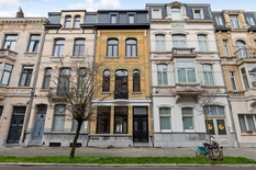 WILRIJK - Park Den Brandt: Volledig gerenoveerde duplex met 2 slaapkamers en terras.

Dit appartement is gelegen in een prachtige herenwoning in één van de mooiste straten van Wilrijk, op wandelafstand van winkels en parken.

BESCHRIJVING:

2° Ve