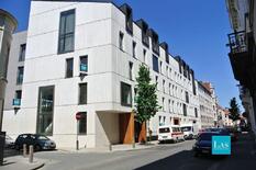 ANTWERPEN - Harmonie: Ruim casco duplexappartement (195m²) met terras.

Gelegen op de hoek van de Haringrodestraat en Zonnewijzerstraat. 
Ruim duplexappartement op gelijkvloerse en eerste verdieping, met 3 slaapkamers, 2 badkamers en ruim terras. 
Di