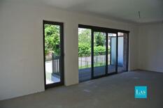 ANTWERPEN - Harmonie: Ruim casco duplexappartement (195m²) met terras.

Gelegen op de hoek van de Haringrodestraat en Zonnewijzerstraat. 
Ruim duplexappartement op gelijkvloerse en eerste verdieping, met 3 slaapkamers, 2 badkamers en ruim terras. 
Di