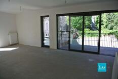 ANTWERPEN - Harmonie: Ruim casco duplexappartement (195m²) met terras.

Gelegen op de hoek van de Haringrodestraat en Zonnewijzerstraat. 
Ruim duplexappartement op gelijkvloerse en eerste verdieping, met 3 slaapkamers, 2 badkamers en ruim terras. 
Di