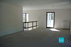 ANTWERPEN - Harmonie: Ruim casco duplexappartement (195m²) met terras.

Gelegen op de hoek van de Haringrodestraat en Zonnewijzerstraat. 
Ruim duplexappartement op gelijkvloerse en eerste verdieping, met 3 slaapkamers, 2 badkamers en ruim terras. 
Di