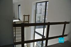 ANTWERPEN - Harmonie: Ruim casco duplexappartement (195m²) met terras.

Gelegen op de hoek van de Haringrodestraat en Zonnewijzerstraat. 
Ruim duplexappartement op gelijkvloerse en eerste verdieping, met 3 slaapkamers, 2 badkamers en ruim terras. 
Di