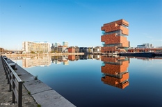 NTWERPEN - Eilandje - Bataviastraat: Prachtige kantoorgebouw met handelsgelijkvloers op exclusieve locatie met makkelijke parkeergelegenheid op wandelafstand van het MAS.

BESCHRIJVING:

Gelijkvloers: 
Commerciële ruimte met kelder, verhuurd aan res