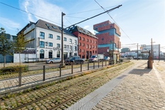 NTWERPEN - Eilandje - Bataviastraat: Prachtige kantoorgebouw met handelsgelijkvloers op exclusieve locatie met makkelijke parkeergelegenheid op wandelafstand van het MAS.

BESCHRIJVING:

Gelijkvloers: 
Commerciële ruimte met kelder, verhuurd aan res
