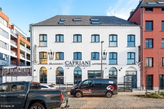 NTWERPEN - Eilandje - Bataviastraat: Prachtige kantoorgebouw met handelsgelijkvloers op exclusieve locatie met makkelijke parkeergelegenheid op wandelafstand van het MAS.

BESCHRIJVING:

Gelijkvloers: 
Commerciële ruimte met kelder, verhuurd aan res