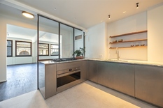 ANTWERPEN - Botanic: Luxuriously renovated flat with 2 bedrooms, 2 bathrooms, terrace and garage box. 

This exceptional flat is located on the 4th floor of a beautiful building.
The flat underwent a total renovation with high-quality materials.
One