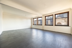 ANTWERPEN - Botanic: Luxuriously renovated flat with 2 bedrooms, 2 bathrooms, terrace and garage box. 

This exceptional flat is located on the 4th floor of a beautiful building.
The flat underwent a total renovation with high-quality materials.
One