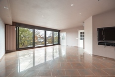 BORSBEEK - Sprinkhaanstraat: Ruim, instapklaar appartement met 2 slaapkamers, groot zonneterras en parking.

Aangenaam en modern appartement gelegen op de 2° verdieping van een klein gebouw (zonder lift) in een rustige straat, doch nabij alle  buurtwin