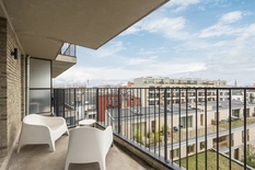 ANTWERPEN - Bij Park Spoor Noord: Instapklaar appartement  met 1 slaapkamer, ruim terras en parking. EPC label A.

Modern appartement (ca 51 m2) gelegen op de 4° verdieping van een goed onderhouden gebouw, nabij het bruisende Eilandje en Park Spoor Noo