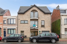 WILRIJK - Centrum: Ruim duplexappartement met 2 slaapkamers, bureau en groot terras op topligging.

Dit volledig herschilderd en instapklaar appartement is gelegen boven een tandartsenpraktijk en is de enige woonst in het gebouw.

BESCHRIJVING:

1°