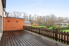 WILRIJK - Centrum: Ruim duplexappartement met 2 slaapkamers, bureau en groot terras op topligging.

Dit volledig herschilderd en instapklaar appartement is gelegen boven een tandartsenpraktijk en is de enige woonst in het gebouw.

BESCHRIJVING:

1°