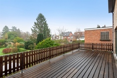 WILRIJK - Centrum: Ruim duplexappartement met 2 slaapkamers, bureau en groot terras op topligging.

Dit volledig herschilderd en instapklaar appartement is gelegen boven een tandartsenpraktijk en is de enige woonst in het gebouw.

BESCHRIJVING:

1°