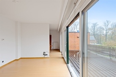WILRIJK - Centrum: Ruim duplexappartement met 2 slaapkamers, bureau en groot terras op topligging.

Dit volledig herschilderd en instapklaar appartement is gelegen boven een tandartsenpraktijk en is de enige woonst in het gebouw.

BESCHRIJVING:

1°