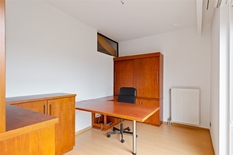 WILRIJK - Centrum: Ruim duplexappartement met 2 slaapkamers, bureau en groot terras op topligging.

Dit volledig herschilderd en instapklaar appartement is gelegen boven een tandartsenpraktijk en is de enige woonst in het gebouw.

BESCHRIJVING:

1°