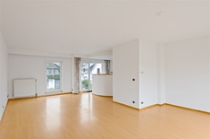 WILRIJK - Centrum: Ruim duplexappartement met 2 slaapkamers, bureau en groot terras op topligging.

Dit volledig herschilderd en instapklaar appartement is gelegen boven een tandartsenpraktijk en is de enige woonst in het gebouw.

BESCHRIJVING:

1°