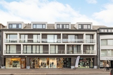 KAPELLEN - Centrum: Gelijkvloerse handelsruimte in het bruisende centrum met parkeerplaats.

BESCHRIJVING :

Gelijkvloerse handelsruimte van ca 138m2 in het centrum van Kapellen, gelegen in een mooi, modern gebouw.
De grote etalage zorgt voor een hog