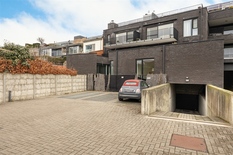 KAPELLEN - Centrum: Gelijkvloerse handelsruimte in het bruisende centrum met parkeerplaats.

BESCHRIJVING :

Gelijkvloerse handelsruimte van ca 138m2 in het centrum van Kapellen, gelegen in een mooi, modern gebouw.
De grote etalage zorgt voor een hog
