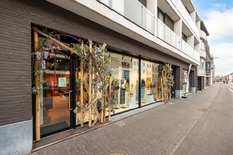 KAPELLEN - Centrum: Gelijkvloerse handelsruimte in het bruisende centrum met parkeerplaats.

BESCHRIJVING :

Gelijkvloerse handelsruimte van ca 138m2 in het centrum van Kapellen, gelegen in een mooi, modern gebouw.
De grote etalage zorgt voor een hog