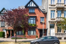 WILRIJK - Park Den Brandt: Instapklaar en luxueus, gemeubeld appartement op toplocatie!

BESCHRIJVING : 

Gerenoveerd appartement van ca 111 m², gelegen op de 1° verdieping van een charmant gebouw in cottage stijl in een groene omgeving, aan Park De