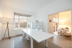 WILRIJK - Park Den Brandt: Instapklaar en luxueus, gemeubeld appartement op toplocatie!

BESCHRIJVING : 

Gerenoveerd appartement van ca 111 m², gelegen op de 1° verdieping van een charmant gebouw in cottage stijl in een groene omgeving, aan Park De