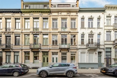 ANTWERPEN - Hof Van Leysen: Mooie, te renoveren herenwoning in Eclectische stijl met stadstuin.

BESCHRIJVING :  
Achter de karaktervolle gevel schuilt een royale woning met tal van mogelijkheden en met behoud van veel authentieke elementen. 
Gelegen 