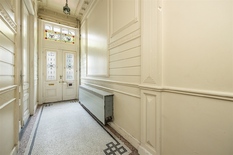 ANTWERPEN - Hof Van Leysen: Mooie, te renoveren herenwoning in Eclectische stijl met stadstuin.

BESCHRIJVING :  
Achter de karaktervolle gevel schuilt een royale woning met tal van mogelijkheden en met behoud van veel authentieke elementen. 
Gelegen 