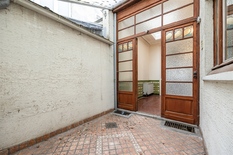 ANTWERPEN - Hof Van Leysen: Mooie, te renoveren herenwoning in Eclectische stijl met stadstuin.

BESCHRIJVING :  
Achter de karaktervolle gevel schuilt een royale woning met tal van mogelijkheden en met behoud van veel authentieke elementen. 
Gelegen 