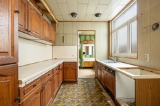 ANTWERPEN - Hof Van Leysen: Mooie, te renoveren herenwoning in Eclectische stijl met stadstuin.

BESCHRIJVING :  
Achter de karaktervolle gevel schuilt een royale woning met tal van mogelijkheden en met behoud van veel authentieke elementen. 
Gelegen 