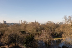 ANTWERPEN - Stadspark: Ruim appartement van ca  201m²  met 3 slaapkamers en prachtig wijds zicht over het Stadspark. Autostaanplaats mogelijk.
 
BESCHRIJVING:
 
Het appartement is gelegen op de 8° en hoogste verdieping van een goed onderhouden gebou