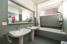 ANTWERPEN - Stadspark: Ruim appartement van ca  201m²  met 3 slaapkamers en prachtig wijds zicht over het Stadspark. Autostaanplaats mogelijk.
 
BESCHRIJVING:
 
Het appartement is gelegen op de 8° en hoogste verdieping van een goed onderhouden gebou