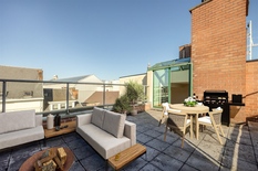 ANTWERPEN - Tussen Hopland en Meir: Dakappartement met maar liefst 30m² aan zonneterrassen, op topligging.
 
Dit appartement bevindt zich in het centrum van de stad, tussen de Meir en Hopland, in het meest bruisende gedeelte van het Antwerpse stadscent