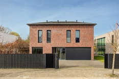 WILRIJK - Elsdonk: Prachtig gelegen casco nieuwbouwvilla met 7 slaapkamers, 5 badkamers, garage en lift op 1.198m² grond.

Nog af te werken nieuwbouwvilla met een bebouwde oppervlakte van ca 800m² (incl. poolhouse, garage en kelder) in de gegeerde Eld