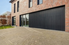 WILRIJK - Elsdonk: Prachtig gelegen casco nieuwbouwvilla met 7 slaapkamers, 5 badkamers, garage en lift op 1.198m² grond.

Nog af te werken nieuwbouwvilla met een bebouwde oppervlakte van ca 800m² (incl. poolhouse, garage en kelder) in de gegeerde Eld