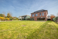 WILRIJK - Elsdonk: Prachtig gelegen casco nieuwbouwvilla met 7 slaapkamers, 5 badkamers, garage en lift op 1.198m² grond.

Nog af te werken nieuwbouwvilla met een bebouwde oppervlakte van ca 800m² (incl. poolhouse, garage en kelder) in de gegeerde Eld