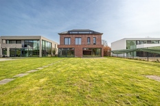 WILRIJK - Elsdonk: Prachtig gelegen casco nieuwbouwvilla met 7 slaapkamers, 5 badkamers, garage en lift op 1.198m² grond.

Nog af te werken nieuwbouwvilla met een bebouwde oppervlakte van ca 800m² (incl. poolhouse, garage en kelder) in de gegeerde Eld