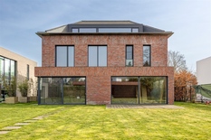 WILRIJK - Elsdonk: Prachtig gelegen casco nieuwbouwvilla met 7 slaapkamers, 5 badkamers, garage en lift op 1.198m² grond.

Nog af te werken nieuwbouwvilla met een bebouwde oppervlakte van ca 800m² (incl. poolhouse, garage en kelder) in de gegeerde Eld