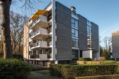WILRIJK-ANTWERPEN: Den Brandt/Nachtegalenpark: Superb, volledig gerenoveerd appartement op toplocatie (ca 240m² ) met 4 slaapkamers + terrassen en 2 garages.
 
Dit prachtig appartement is gelegen op de 2° verdieping van een stijlvolle en zeer gegeerde