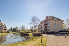 WILRIJK - Residentie Nachtegalenhof: Duplex-penthouse met 2 terrassen, prachtig zicht en P.

Ruim duplex-appartement gelegen in de gegeerde residentie Nachtegalenhof nabij Park Den Brandt. Zeer rustige ligging met mooi uitzicht op domein en vijver.
Uit
