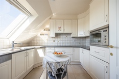 WILRIJK - Residentie Nachtegalenhof: Duplex-penthouse met 2 terrassen, prachtig zicht en P.

Ruim duplex-appartement gelegen in de gegeerde residentie Nachtegalenhof nabij Park Den Brandt. Zeer rustige ligging met mooi uitzicht op domein en vijver.
Uit