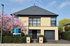 WILRIJK- Elsdonk: Moderne villa met 4 slaapkamers, ingerichte zolder, ruime tuin en garage. EPC Label B

BESCHRIJVING:

Deze ruime villa bevindt zich op een mooi perceel van ca 720 m², gelegen in de gegeerde Elsdonk-wijk. 

Gelijkvloers:
Lichtrijk