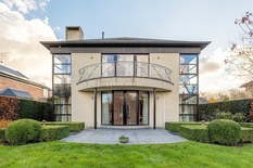 WILRIJK- Elsdonk: Moderne villa met 4 slaapkamers, ingerichte zolder, ruime tuin en garage. EPC Label B

BESCHRIJVING:

Deze ruime villa bevindt zich op een mooi perceel van ca 720 m², gelegen in de gegeerde Elsdonk-wijk. 

Gelijkvloers:
Lichtrijk