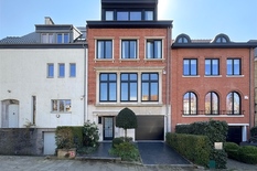 UKKEL - Montjoie:  Volledig gerenoveerde woning met 6 slaapkamers en 4 badkamers, zuidgerichte tuin en garage. EPC – C.
Ideaal wonen/werken.

BESCHRIJVING:             																								                   

Gelijkvloers:
Inkomhal met vestiai