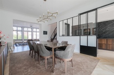 UKKEL - Montjoie:  Volledig gerenoveerde woning met 6 slaapkamers en 4 badkamers, zuidgerichte tuin en garage. EPC – C.
Ideaal wonen/werken.

BESCHRIJVING:             																								                   

Gelijkvloers:
Inkomhal met vestiai