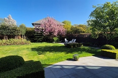 WILRIJK- Elsdonk: Moderne villa met 4 slaapkamers, ingerichte zolder, ruime tuin en garage. EPC Label B

BESCHRIJVING:

Deze ruime villa bevindt zich op een mooi perceel van ca 720 m², gelegen in de gegeerde Elsdonk-wijk. 

Gelijkvloers:
Lichtrijk