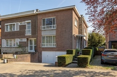 WILRIJK - Steytelinck: Mooie, architecturale woning op 652m² met grote zuidgerichte tuin en achterliggende bouwgrond van 433m².

Deze unieke, halfopen bebouwing is rustig gelegen aan het prachtige Steytelinckpark en bij het centrum van Wilrijk en kan 