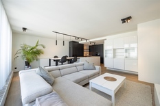 ANTWERPEN - Kievitplein: Recent gerenoveerd en gemeubeld appartement met terras. EPC-label A.
 
Dit recent gerenoveerde, gemeubelde appartement (ca 92m²) bevindt zich op de 2°verdieping van een goed onderhouden gebouw met lift.
Gelegen nabij het Kiev