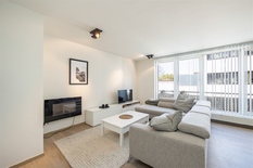ANTWERPEN - Kievitplein: Recent gerenoveerd en gemeubeld appartement met terras. EPC-label A.
 
Dit recent gerenoveerde, gemeubelde appartement (ca 92m²) bevindt zich op de 2°verdieping van een goed onderhouden gebouw met lift.
Gelegen nabij het Kiev
