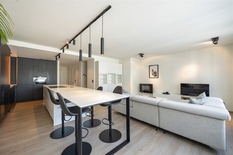ANTWERPEN - Kievitplein: Recent gerenoveerd en gemeubeld appartement met terras. EPC-label A.
 
Dit recent gerenoveerde, gemeubelde appartement (ca 92m²) bevindt zich op de 2°verdieping van een goed onderhouden gebouw met lift.
Gelegen nabij het Kiev