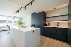 ANTWERPEN - Kievitplein: Recent gerenoveerd en gemeubeld appartement met terras. EPC-label A.
 
Dit recent gerenoveerde, gemeubelde appartement (ca 92m²) bevindt zich op de 2°verdieping van een goed onderhouden gebouw met lift.
Gelegen nabij het Kiev